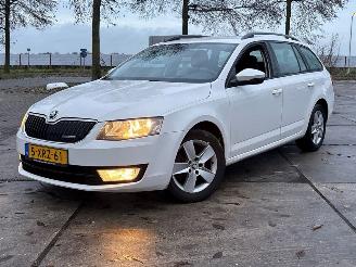 uszkodzony samochody osobowe Skoda Octavia 1.6 TDI Greenline 16V Combi/o 4Dr Diesel 1.598cc 81kW (110pk) FWD 2013-05/2020-07  CRKB 2014/10