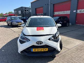krockskadad bil auto Toyota Aygo 1.0 12V VVT-i Hatchback  Benzine 998cc 53kW (72pk) FWD 2018-03 (KGB40) 1KRFE 2020/2