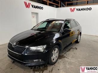 krockskadad bil auto Skoda Superb  2019/1