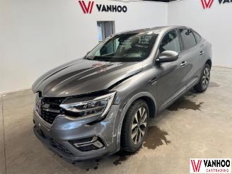 damaged passenger cars Renault Arkana  2023/5