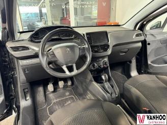 Peugeot 208  picture 16
