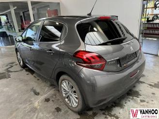Peugeot 208  picture 10