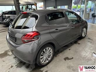 Peugeot 208  picture 9