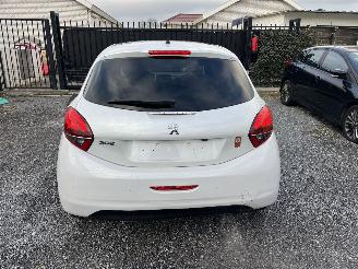 skadebil auto Peugeot 208 BENZINE - AUTOMATIC 2017/4