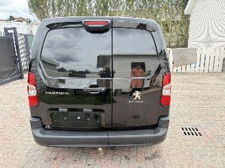 krockskadad bil auto Peugeot Partner AUTOMATIC 131,PS DIESEL 2023/9
