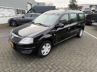 Schadeauto Dacia Logan 1.6-16V Lauréate 7p. 2011/12