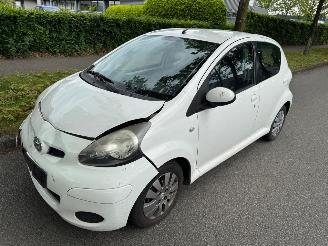 Voiture accidenté Toyota Aygo 1.0-12V Xcite White search 2009/10
