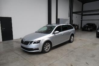 uszkodzony samochody osobowe Skoda Octavia AMBITION 2020/5