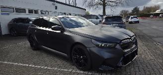 Auto incidentate BMW M5 Touring M Drive Professionel*PlugIn*Panoramadak*Ambiente*HeadUp*Carbon*Compound Remsysteem rood*360*Parkeer +*Shadowline*Memory*Bower&Wilkins Sound* 2025/6