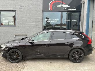 Damaged car Volvo V-60 VOLVO V60 2.0D AUTOMAAT 2013 2013/12