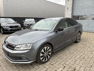 Vaurioauto  passenger cars Volkswagen Jetta VW JETTA HYBRID 2016 2016/10