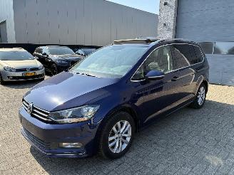 Schadeauto Volkswagen Touran VW TOURAN 1.6D DSG 2017 7 ZIT 2017/2