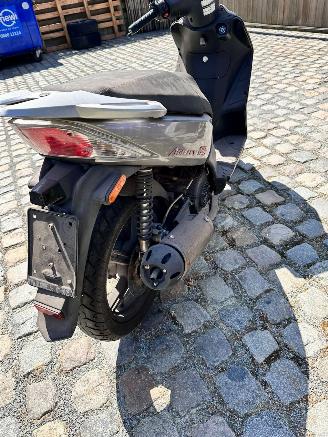 Sym  2 X SCOOTER 125 GEEN SLEUTEL GEEN DOCUMENT picture 5