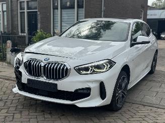 krockskadad bil auto BMW 1-serie 118i M PAKKET AUTOMAAT SCHUIFDAK 2023/1