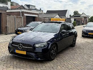 krockskadad bil auto Mercedes E-klasse E200d AMG PANO 2021/1