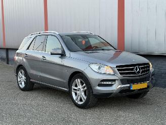 Damaged car Mercedes ML 250 Bluetec Edition 1 EURO 6 Luchtvering 2011/1