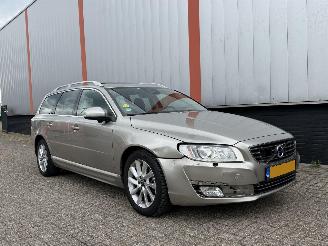 damaged passenger cars Volvo V-70 2.0 D4 Nordic+ AUTOMAAT EURO 6 2015/1
