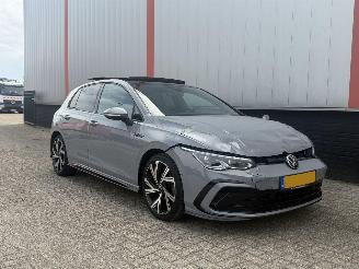 damaged passenger cars Volkswagen Golf 1.5 eTSI R Line PANO 2020/1