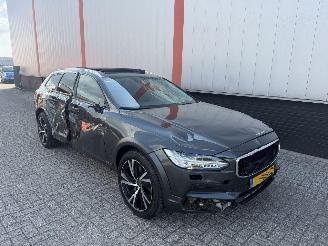 skadebil auto Volvo V-90 V90 Cross Country 2.0 D5 AWD PRO 2019/1