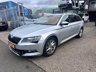 uszkodzony samochody osobowe Skoda Superb 2.0 TDI / DSG / 2019/9