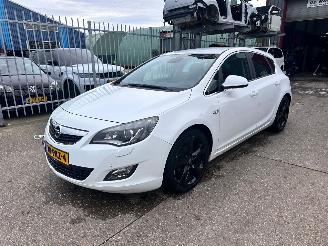 krockskadad bil auto Opel Astra 1.4 TURBO SPORT 2011/2
