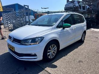Vaurioauto  passenger cars Volkswagen Touran 1.0 TSI 7 PERSOON 2019/6