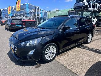 uszkodzony samochody osobowe Ford Focus 1.0 EcoBoost Hybride / PANO / TITANIUM 2020/11