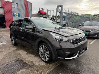 damaged passenger cars Kia Niro 1.6 GDI HYBRIDE / SCHUIFDAK 2017/1