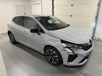 Vaurioauto  passenger cars Renault Clio  2024/9