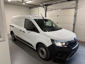 Damaged car Renault Kangoo // 432 KM // 2026/1