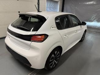 Peugeot 208  picture 7
