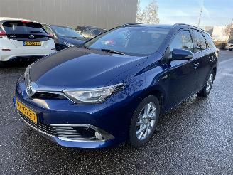 uszkodzony samochody osobowe Toyota Auris 1.8 hybrid 2015/12