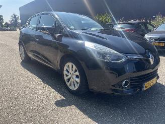 Vaurioauto  passenger cars Renault Clio 1.5dci 2015/10