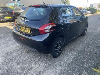 Vaurioauto  passenger cars Peugeot 208 1.2 5drs 2013/12