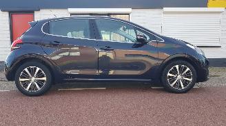 Damaged car Peugeot 208 Tech Edition 110PK 2019/11
