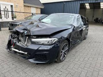 Voiture accidenté BMW 5-serie d M Sport Touring 210KW Facelift Mild Hybrit 2021/3