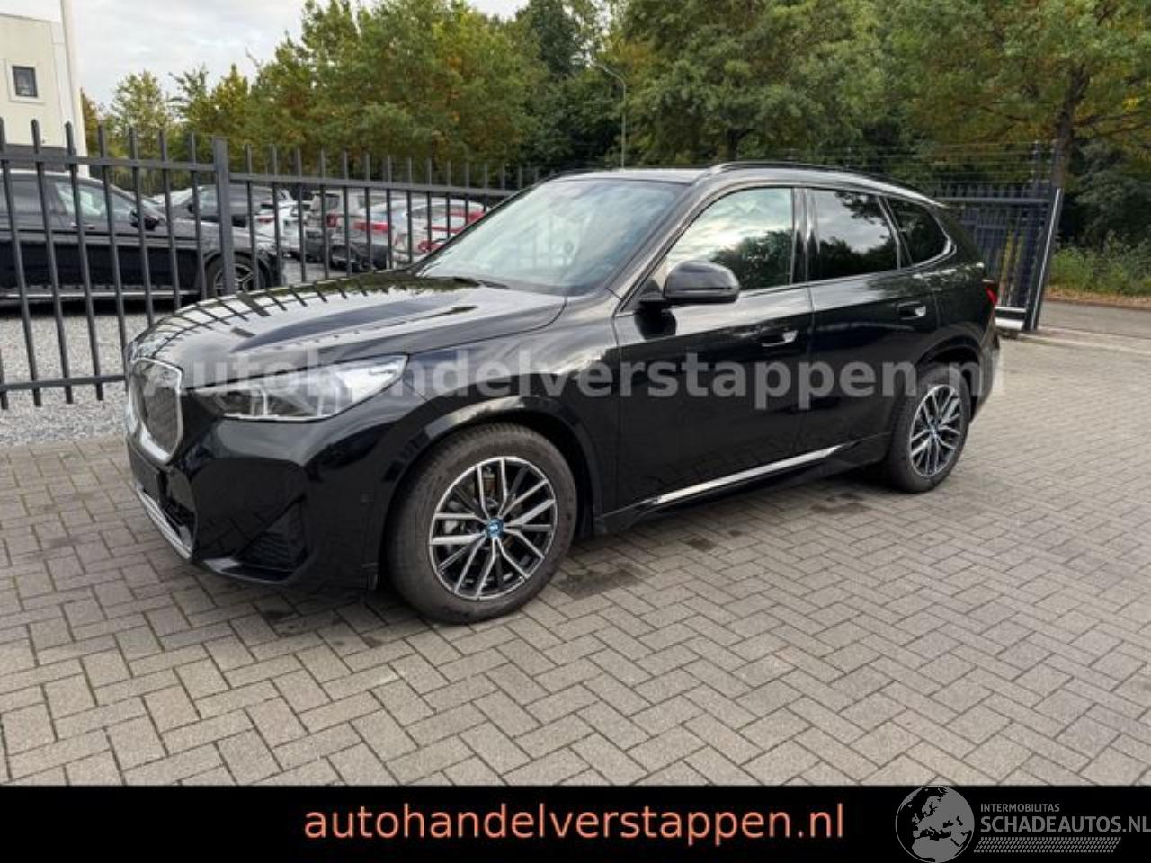 BMW iX1 20 eDrive M Sportpaket Leder LED Navi+