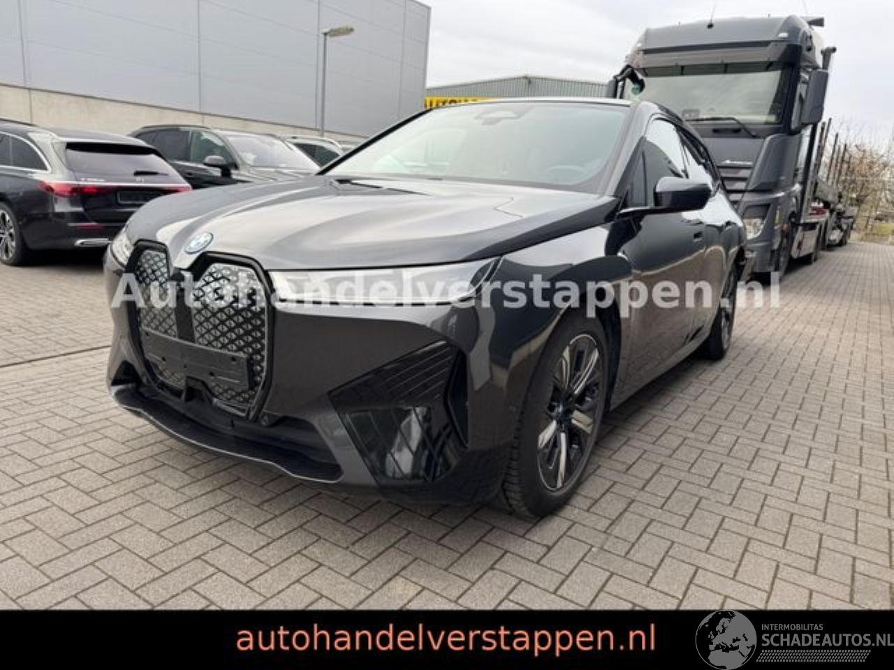 BMW iX 40 xDrive 240KW Sky Lounge