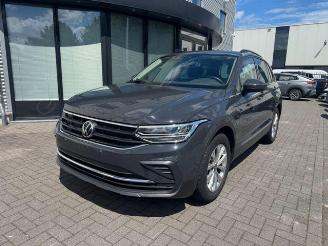 damaged passenger cars Volkswagen Tiguan III Life TSI 96 kW 16V TSI NAVI+ 2021/4