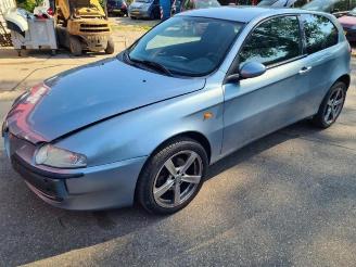 Vrakbiler auto Alfa Romeo 147 147 (937), Hatchback, 2000 / 2010 1.6 Twin Spark 16V 2002/9