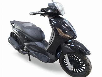 skadebil bromfiets Piaggio  BEVERLY 2016/1