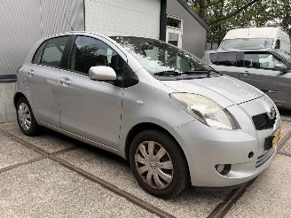 Toyota Yaris 1.3 semi-automaat, rijdbare schade picture 5