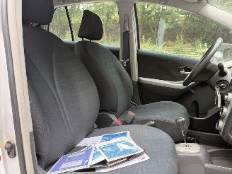 Toyota Yaris 1.3 semi-automaat, rijdbare schade picture 19