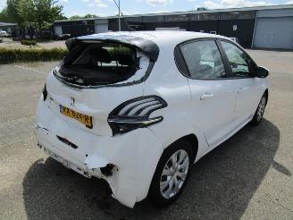 Peugeot 208 1.2 picture 3