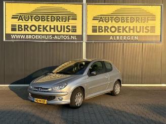 Uttjänta bilar auto Peugeot 206 206 (2A/C/H/J/S), Hatchback, 1998 / 2012 1.4 16V 2004/7