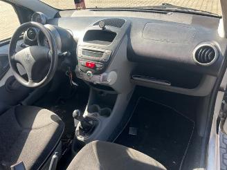 Peugeot 107 107, Hatchback, 2005 / 2014 1.0 12V picture 10