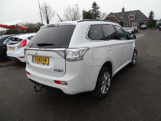 skadebil auto Mitsubishi Outlander 2.0 16V PHEV 4x4 2013/12