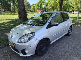 krockskadad bil auto Renault Twingo 50 kW (68 PK) en een cilinderinhoud van 998 cc. 2011/12