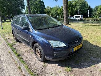 krockskadad bil auto Ford Focus 74 kW (101 PK)  1596 cc. 2006/6