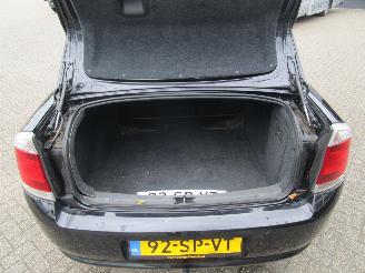 Opel Vectra 2.2-16V Cosmo sedan picture 17